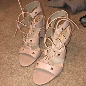 Vince Camuto nude blush pink open toed shoes